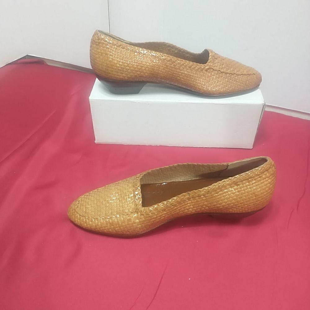 R Martegani boutique line Womans Heel SZ 9.5 D made in Italy leather beige.